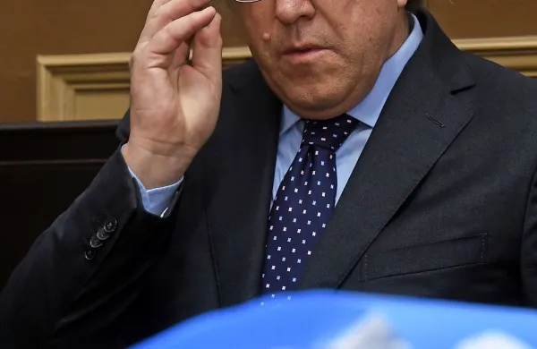 Vojteh Volk (na fotografiji) se  narokov zaradi zdravstvenih 
težav sprva ni udeleževal, zdaj pa sojenje redno spremlja. 
Marko Volk in Martin Kovač sta bila do zdaj prisotna le na 
predobravnalnem naroku in ob svojih zagovorih.