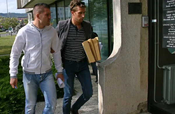 Robert Carvely (levo) je še junija obljubil, da bo pet let priden, 
zdaj pa je znova v hišnem priporu. 
