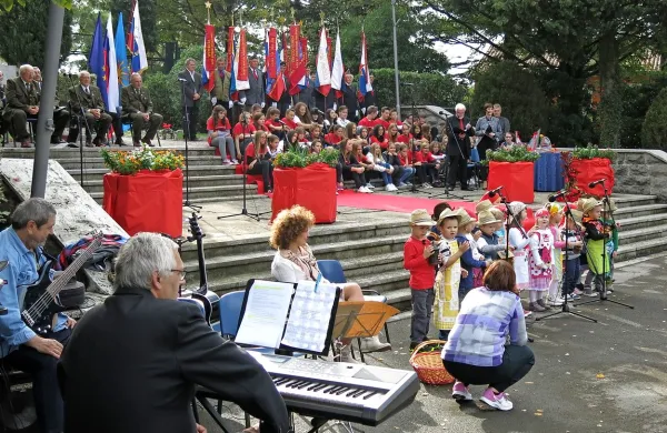 V KS Pobegi-Čežarji so pripravili spominsko slovesnost ob 
krajevnem prazniku, 72. obletnici nemške požigalske ofenzive in jubilejni, 70. obletnici osvoboditve.