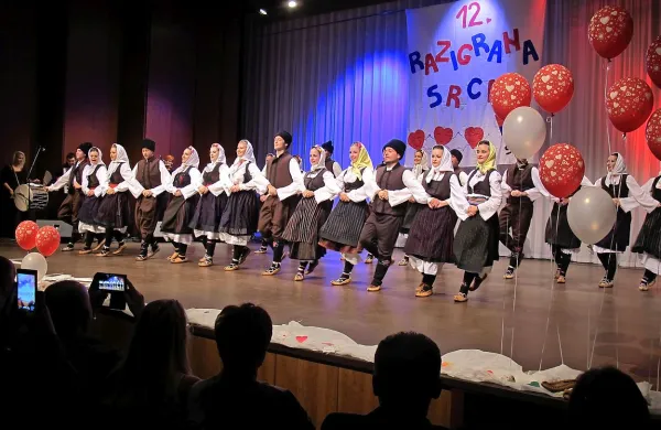 Ognjevit večer razigranih src