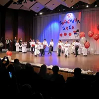 Polna dvorana kulturnega doma novogoriškega kulturnega 
doma je valovala v srbskih ljudskih plesih, glasbi in pesmih ter 
barvitih nošah.