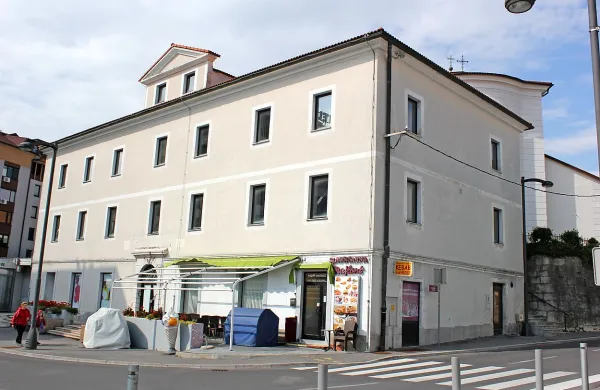 Odločitev o tem, ali bo stavba stare  banke za pičlih 80.000 
evrov končala v rokah ljubljanske družbe, bosta sprejela 
upniški odbor in  sodišče. 