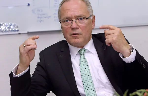 Gerd Rosendahl: “Letos,  tudi v času, ko je bil Cimos še v prisilni poravnavi, 
smo dobivali  povpraševanja po novih poslih.   Seveda ne toliko kot  prej, a 
vendar. In tudi če je sedaj povpraševanj bistveno več, kupci še vedno čakajo,  da 
se konča  postopek privatizacije Cimosa.”