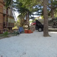 Zelenico je nekdo, verjetno stanovalec v bloku, prekril in 
uredil parkirišče.