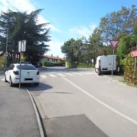 Prizori, ko vozniki puščajo avtomobile v križiščih in na 
prehodih za pešce, so v Ankaranu običajni.