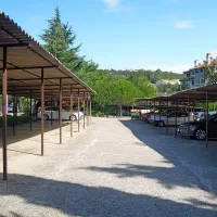 Krajani se izogibajo parkiranju pod nadstreški, saj imajo 
stanovalci parkirišča rezervirana zase.
