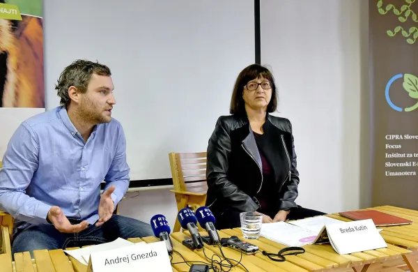  Andrej Gnezda z Umanotere in predsednica Zveze potrošnikov Slovenije Breda Kutin