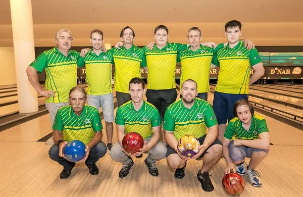 Na fotografiji  so - (zgoraj z leve): Vlado Matjačič, Tin Matjačič, 
Damir Koštric, Rok Koštric, Jadran Cerkvenik Muzafirovič in 
Aleksander Koštric. Spodaj čepijo: Zvezdan Rihter, Goran 
Jovičić, Bojan Šuber, Tim Cerkvenik. Manjkajo še Vleo 
Vatovec, Igor Gvozden in Sonja Rihter.   