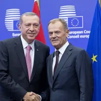 “Nedvomno mora EU bolje upravljati svoje meje. Enako 
pričakujemo od Turčije,” je po srečanju z s turškim predsednikom Recepom Tayyipom Erdoganom v Bruslju poudaril 
predsednik Evropskega sveta Donald Tusk (desno).