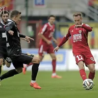 Saša Aleksander Živec (z žogo) je za vodilno ekipo poljskega 
prvenstva doslej dosegel tri gole. 