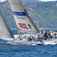  Štirikratni zmagovalec Barkolane Mitja Kosmina je svojo 24 
metrov dolgo  Maxi Jeno, potem ko je ta nekaj časa zaradi 
pomanjkanja denarja stala na suhem, lani dal v najem 
znanemu  italijanskemu krmarju Furiu Benussiju.