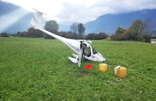 Letalo je s pomočjo padala varno pristalo na travniku pod 
Bovcem.