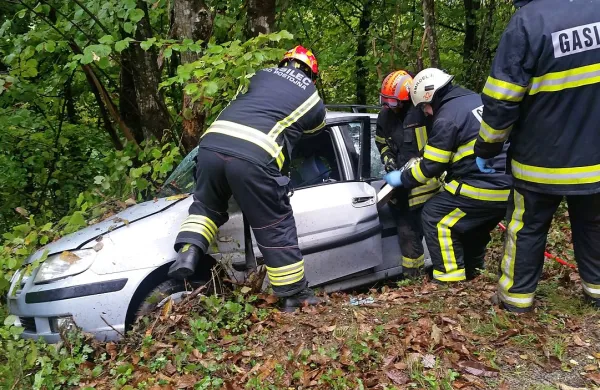 Pivški in postojnski gasilci so se v soboto dopoldan žal 
zaman trudili na cesti pod Suhorjem.