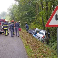 Nesrečna 20-letnica je z avtom pristala v drevesu le nekaj 
metrov od spolzke ceste.