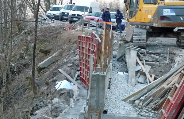 Opaže bi morali odložiti tako, da se ne bi prevrnili, je menil 
inženir varstva pri delu.