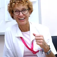 Janja Zver Skomina: “Ni vsako obolenje rak, tega 
se morajo ljudje zavedati in  ne smejo biti panični, 
ko opazijo na dojkah kakšno spremembo. Je pa 
treba takoj k zdravniku.”