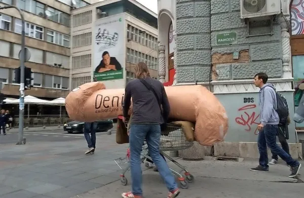 Denis Penis na sprehodu po sarajevskih ulicah.