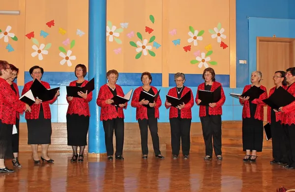 Na kulturnem večeru ob mednarodnem dnevu starejših so 
skupaj z gosti nastopile članice in člani Društva upokojencev 
Pivka, ki delujejo v  ženski vokalni skupina Rožmarinke (na 
fotografiji), ženskem pevskem zboru in krožku Beremo skupaj.