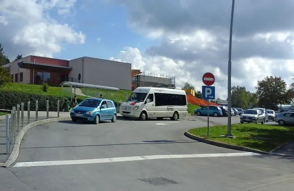 Postojnskega  Furmana smo včeraj opoldne ujeli pred osnovno šolo Antona Žnideriča  v Ilirski Bistrici, ko je ravnokar 
pobral šolarje (na fotografiji).  