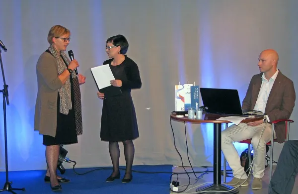 Barbara Kampos (v sredini) je na včerajšnji predstavitvi 
prenovljenega portala gostila odgovorno urednico  Slovenskega programskega oddelka RAI Martino Repinc. Desno je 
tehnični oblikovalec Davor Lonzarič.