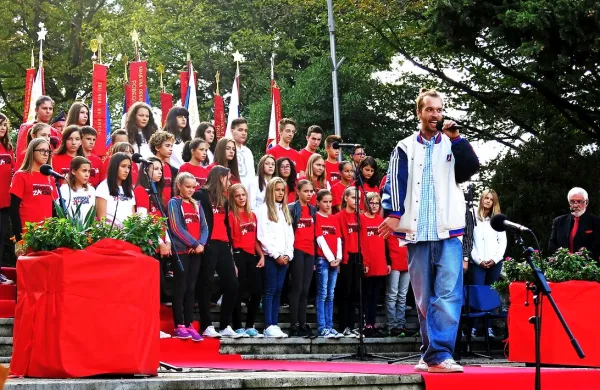 Darko Nikolovski s pevskim zborom OŠ Elvire Vatovec 
Prade