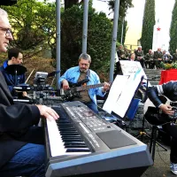 Robert Vatovec (levo), glasbenik in domačin, s soborci:  
bobnarjem Manuelom Kosom, basistom Marjanom Ogrinom 
in nadebudnim kitaristom Gabrijelom Juriševičem.  