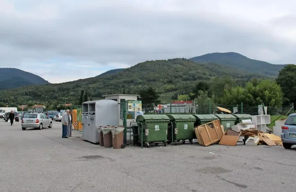 Zbirni center ob Ulici Gradnikove brigade, tik ob centru mesta,  je neurejen tudi zato, ker meščani 
odpadke mečejo kar vsevprek.   Občina bi ga zato ukinila.  Prav tako kot solkanskega.