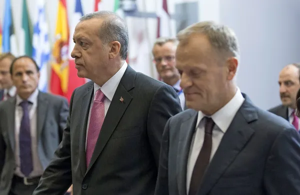 EU je danes objavila osnutek akcijskega načrta o krepitvi 
sodelovanja s Turčijo v begunski krizi, o katerem se pogajata 
Bruselj in Ankara.