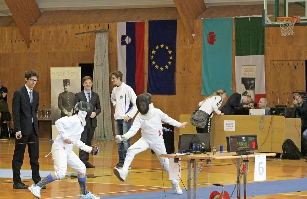 V Novi Gorici se je z mečem pomerilo 110 mladih sabljačev iz 
Slovenije, Italije in Hrvaške.  
