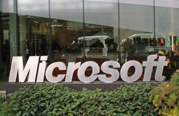 Ameriško tehnološko podjetje Microsoft je razkrilo svoj prvi 
prenosni računalnik.