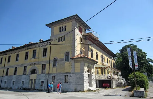 Že precej dotrajana palača nekdanje restavracije Adria v 
Senožečah je vendarle dočakala lastnika, ki bo v njeno 
obnovo in oživitev vložil denar.