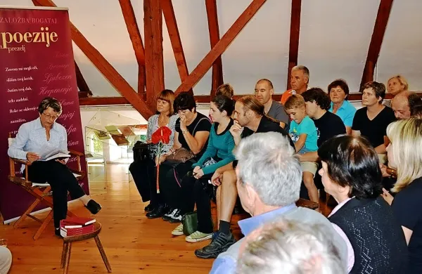 Vida Prezelj je svoj prvenec Poezije predstavila na prepolni 
Bevkovi domačiji.