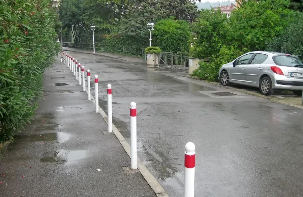 Čeprav pločnik (večinoma) ni več zaparkiran in je celo 
zavarovan s količki, pešci hodijo po cesti, pravijo  stanovalci 
Stopniške poti v Portorožu.