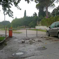 Pred zapornico na parkirišču, ki je v zasebni lasti, je nametano kamenje, ki naj bi voznikom 
preprečevalo parkiranje.