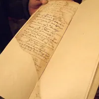 S papirjem, ki so ga na novo naredili iz posebne kaše, so 
dopolnili raztrgane strani. Izgubljenih podatkov žal niso mogli 
nadomestiti.