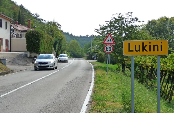 Domačini v Lukinih menijo, da prometni znak z omejitvijo 
hitrosti še zdaleč  ni dovolj učinkovita, predvsem pa ne edina  
rešitev v skrbi za prometno varnost v njihovem kraju.