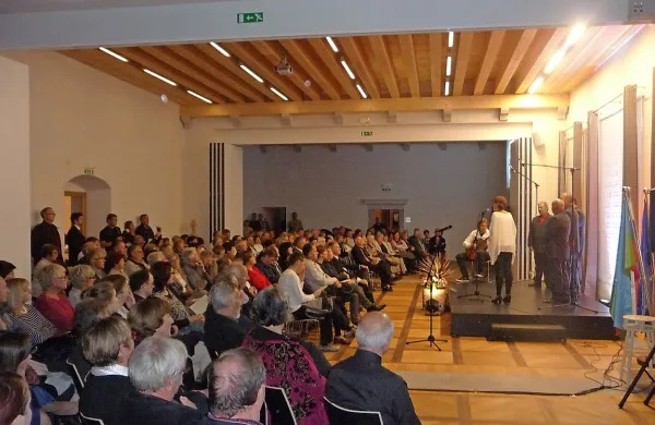 Nova večnamenska dvorana v Brdih je bila v soboto polna do 
zadnjega kota. 