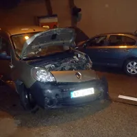 Nesrečo v predoru pri Kastelcu je včeraj zakrivil voznik, ki je 
trčil v avto (na fotografiji) voznice iz Pobegov.