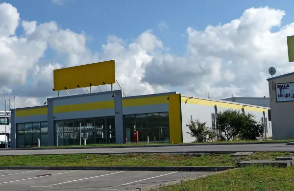 Za trgovski center Merkur Mežana iščejo novega lastnika po 
izklicni ceni 1,060.000 evrov.