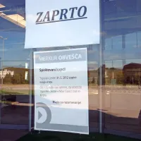 Maja 2012, enajst leto po odprtju, je trgovski center zaprl 
vrata. Zaprta so ostala več kot tri leta.