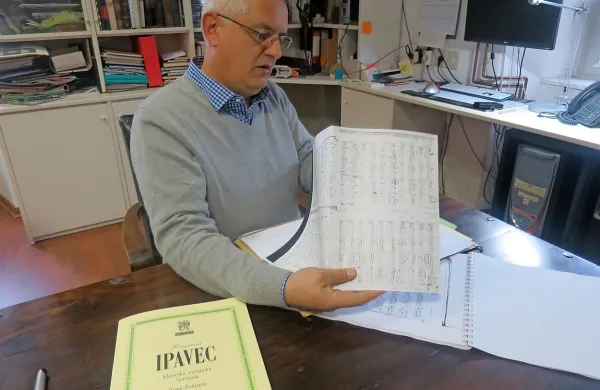 Založnik in glasbenik Damijan Bogataj iz Idrije se je razveselil 
nove Serenade in njenega natisa  v notni zvezek.