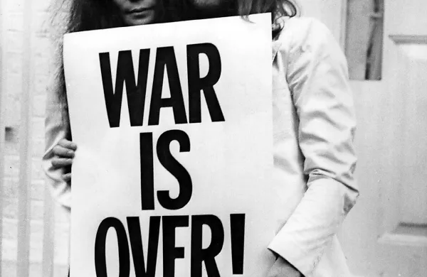 Yoko Ono in John Lennon leta 1969 med kampanjo proti vojni 
v Vietnamu 