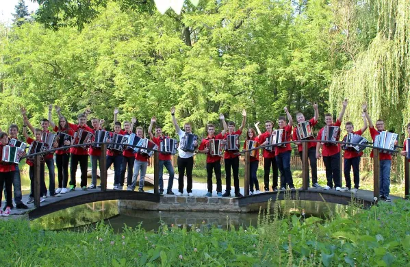 Ljubezen do harmonike združuje člane Orkestra Nika Polesa, 
ki se bodo  v soboto v Ilirski Bistrici predstavili sadove svojega 
dveletnega dela in prvo zgoščenko, na kateri je deset 
skladb.