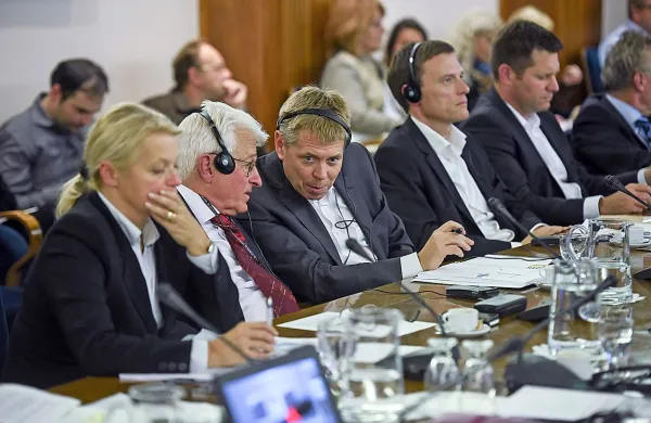 V sodni register je bil danes vpisan skupščinski sklep, s 
katerim je vlada kot skupščina DUTB z mesta člana upravnega odbora DUTB odpoklicala Torbjörna Manssona.

