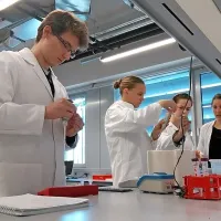 Jernej Šavli pri delu s kolegi v laboratoriju.