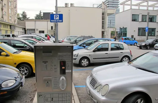 Neobičajno veliko število parkirnih avtomatov v mestu se je 
včeraj dopoldne pokvarilo, kar je povzročilo precej nejevolje 
in klicev. Vzdrževalec jih je že dopoldne usposobil. 