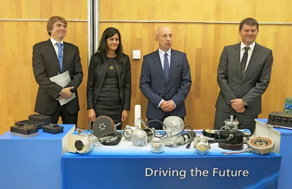 Koncern Kolektor je kupil 51-odstotni delež v švicarskem 
podjetju Micro-Motor in že začel s selitvijo njegovih poslov, 
vključno z razvojem izdelkov, proizvodnjo in administracijo, v 
Slovenijo, so povedali na novinarski konferenci. Na fotografiji 
(z leve): izvršni direktor za prodajo in marketing Primož 
Bešter, članica uprave Darja Petrič, predsednik uprave Radovan Bolko in član uprave Valter Leban.