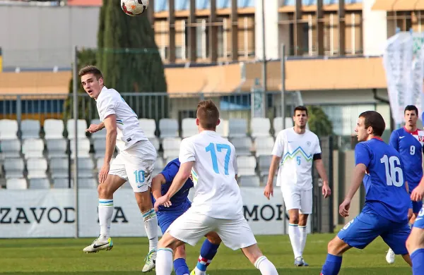 Slovenski mladi reprezentanti bodo danes skušali presenetiti 
Italijo.