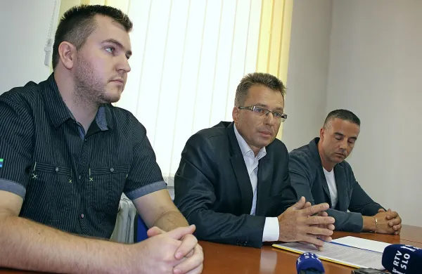 Na fotografiji je Zvone Černač skupaj s svetnikoma Janezom 
Vidmarjem (levo) in Denisom Smiljaničem na tiskovni konferenci, ki so jo pred dnevi organizirali prav na temo problematike Postojne turizem in se že takrat zavzeli za njeno 
čimprejšnjo likvidacijo.

