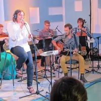 Obogateni s spremljavo kvinteta Artistik in Rudija Bučarja, 
sta Easyjevi festivalski uspešnici Kar tako in Nekaj med nama 
predsinočnjim marsikomu naježili kožo. 